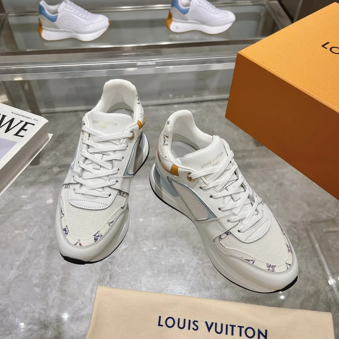 [L Family] P: 760💰Size 35-42 for women, 39-46 for men, (41.42 for women, 45.46 for men, customized) .LV Donkey Brand 🔥🔥LOUIS VUITTON Louis Vuitton's official website synchronizes the 2025 autumn and winter couple's models, which are now on the market, this Neo Run Away sneakers are inspired by running shoes, integrating LV's iconic must-have shoes into the trend. This version is a 1:1 replica of the original version. It is made of two-tone calfskin to highlight its simple lines and unique wedge outsole. Key details include the LV initials on the side and an engraved gold heel stabilizer on the back plus a 2cm hidden insole.